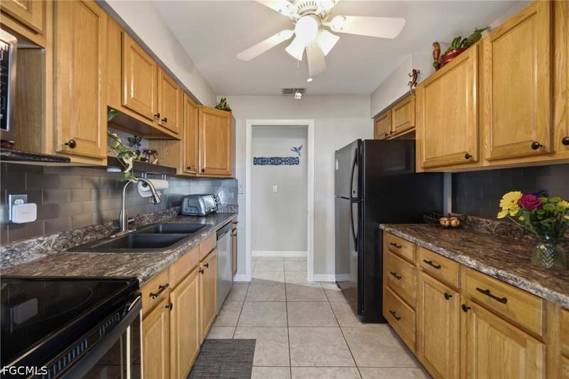 2 bedroom Attached at 39 Desert Candle Cir, Pinewood Condominium, Lehigh Acres — photo 2