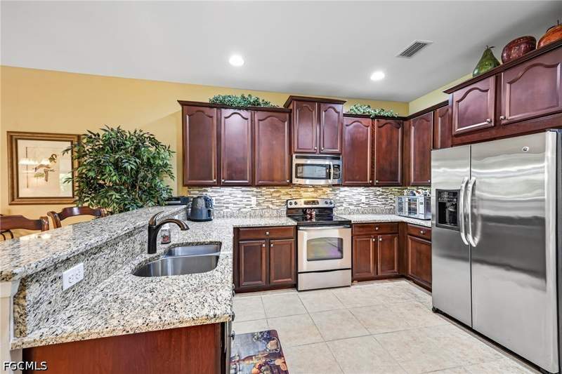 3 bedroom SingleFamilyResidence at 2545 Verdmont Ct, Verdmont, Cape Coral — photo 3