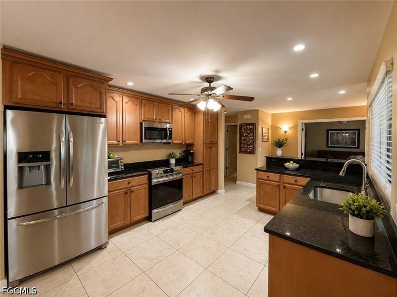 3 bedroom SingleFamilyResidence at 922 SE 1st Pl, Cape Coral, Cape Coral — photo 5