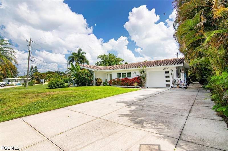 3 bedroom SingleFamilyResidence at 1300 Thompson St, Bellaire Estates, North Fort Myers — photo 2