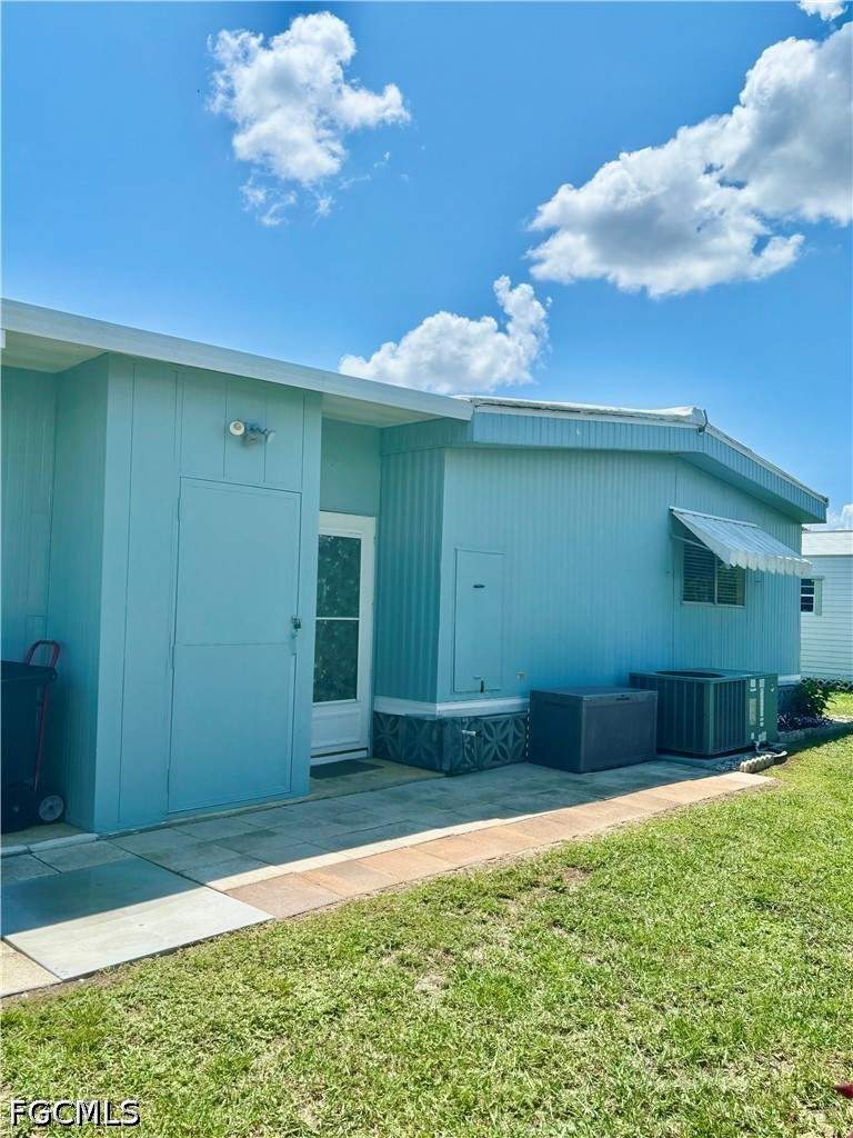 2 bedroom ManufacturedHome at 557 Peace Lake Ct, Forest Park Mobile Home, North Fort Myers — photo 4