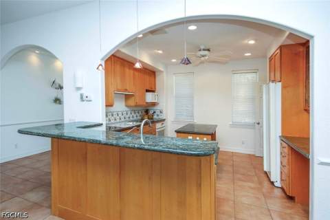 580 Sea Oats Dr, Sanibel FL - photo 9 of 48