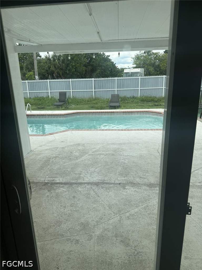 5 bedroom SingleFamilyResidence at 129 E Lake Dr, Lehigh Acres, Lehigh Acres — photo 2