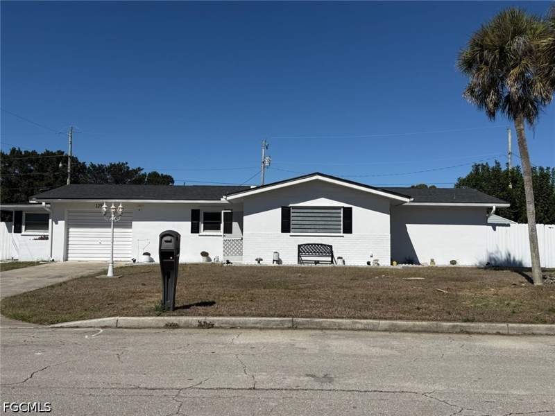 5 bedroom SingleFamilyResidence at 129 E Lake Dr, Lehigh Acres, Lehigh Acres — photo 4