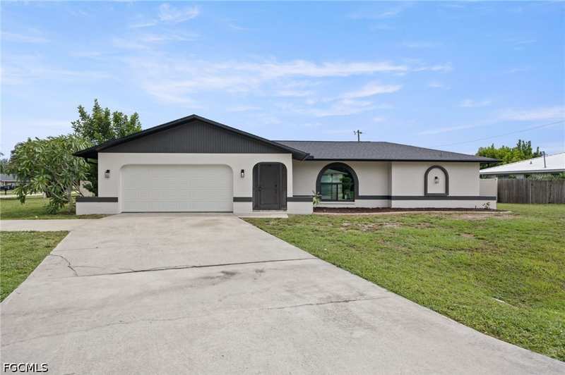 3 bedroom SingleFamilyResidence at 812 SE 34th St, Cape Coral, Cape Coral — photo 1
