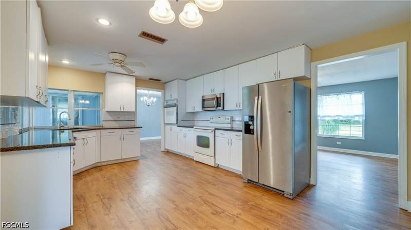 3 bedroom SingleFamilyResidence at 909 SE 27th St, Cape Coral, Cape Coral — photo 3