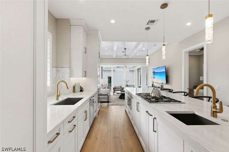 5 bedroom SingleFamilyResidence at 888 10th Ave S, Olde Naples, Naples — photo 5
