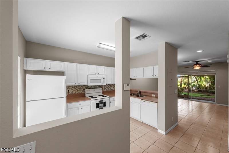 2 bedroom Townhouse at 10032 Poppy Hill Dr, Cypress Landing, Fort Myers — photo 3