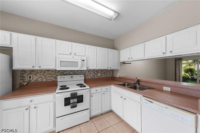 2 bedroom Townhouse at 10032 Poppy Hill Dr, Cypress Landing, Fort Myers — photo 5
