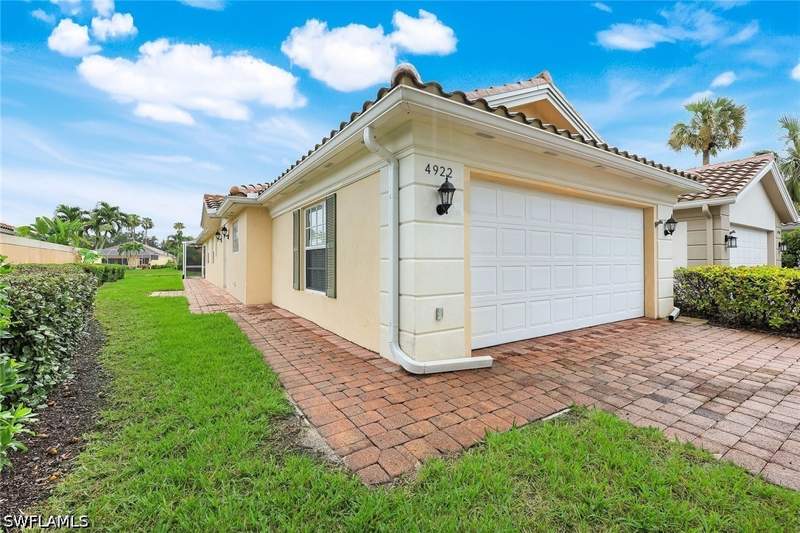 2 bedroom Attached at 4922 Kingston Way, Island Walk, Naples — photo 2