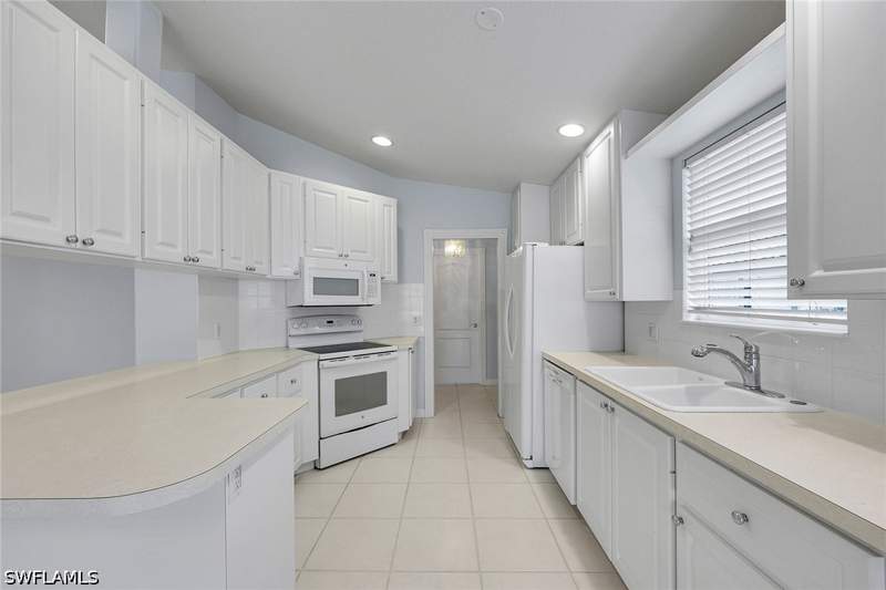 2 bedroom Attached at 4922 Kingston Way, Island Walk, Naples — photo 5
