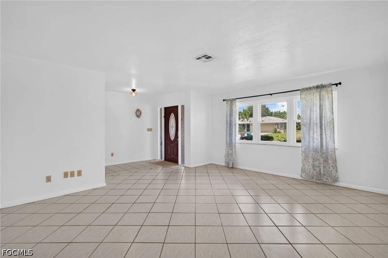 3 bedroom SingleFamilyResidence at 1118 SE 18th St, Cape Coral, Cape Coral — photo 4