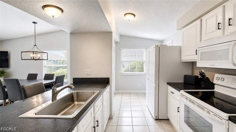 3 bedroom SingleFamilyResidence at 3915 SW 1st Ave, Cape Coral, Cape Coral — photo 4