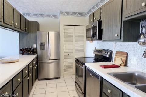 60 Pelican St W 602, Naples FL - photo 8 of 14