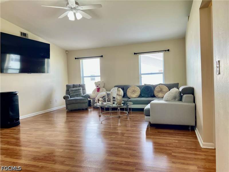 3 bedroom SingleFamilyResidence at 118 SW 10th Ter, Cape Coral, Cape Coral — photo 3