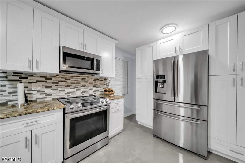 2 bedroom SingleFamilyResidence at 77 Glenmont DR W, NORTH FORT MYERS, North Fort Myers — photo 4
