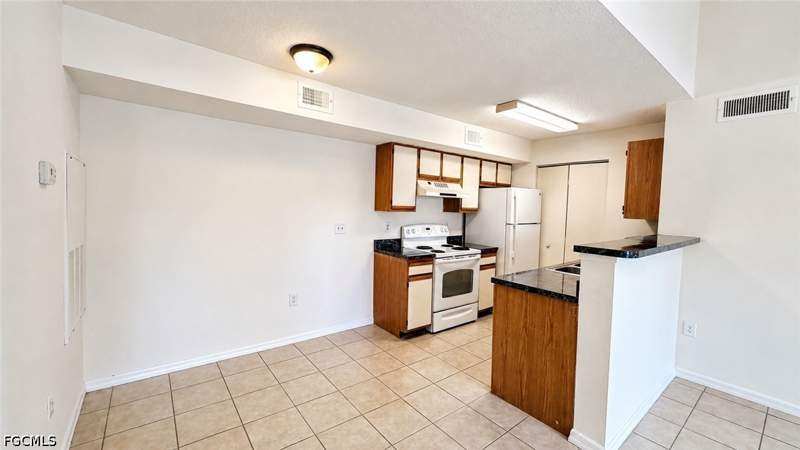 1 bedroom Condominium at 12640 Equestrian Cir 1912, Venetian Palms, Fort Myers — photo 2