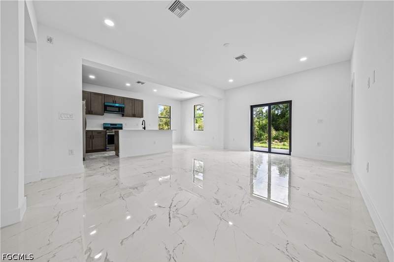 3 bedroom SingleFamilyResidence at 2810 73rd St W, Lehigh Acres, Lehigh Acres — photo 2