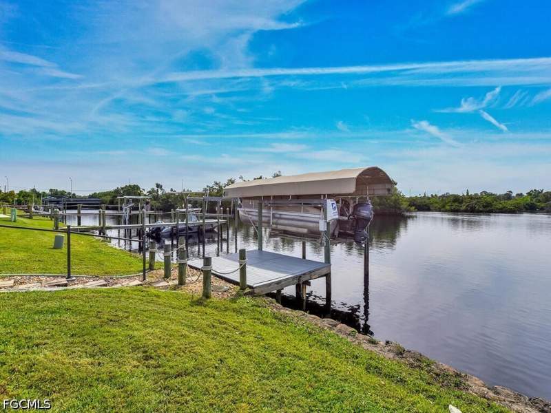 2 bedroom ManufacturedHome at 37 Channel Ln, Orange Harbor Mobile Home Park, Fort Myers — photo 4