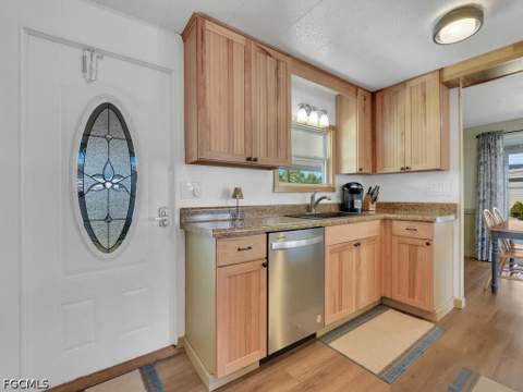 300 Shoreland Dr, Fort Myers FL - photo 6 of 30