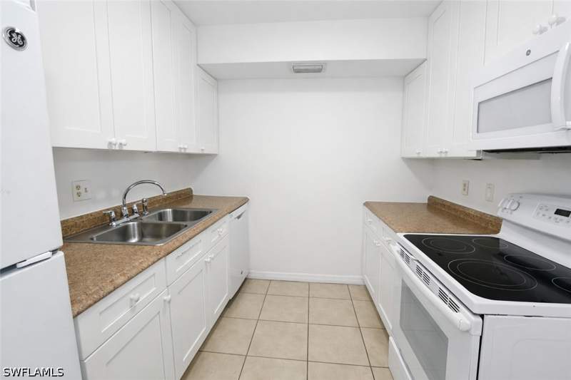 2 bedroom Condominium at 2828 Jackson St C5, Villa Capri Condominium, Fort Myers — photo 3