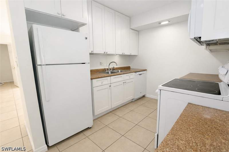 2 bedroom Condominium at 2828 Jackson St C5, Villa Capri Condominium, Fort Myers — photo 4