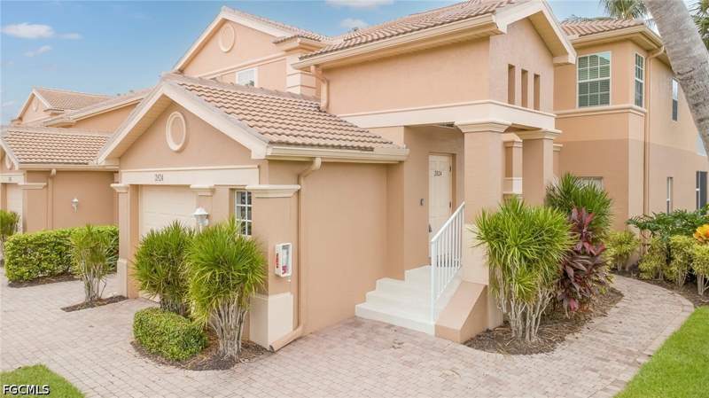 3 bedroom Townhouse at 13921 Lake Mahogany Blvd 2824, Reflection Lakes, Fort Myers — photo 2