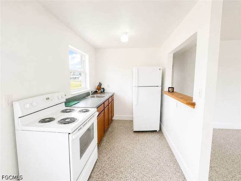 3 bedroom SingleFamilyResidence at 298 6th St NW, Moore Haven, Moore Haven — photo 3