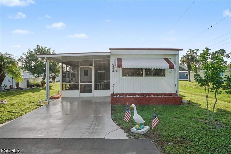 2 bedroom ManufacturedHome at 881 Homestead Dr, Lazy Days Mobile Village, North Fort Myers — photo 3