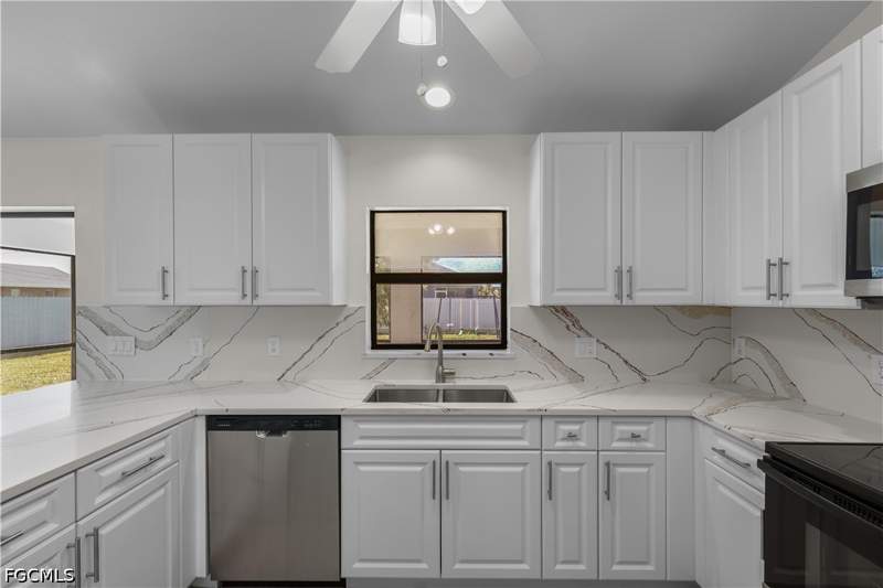 3 bedroom SingleFamilyResidence at 518 SE Van Loon Ter, Cape Coral, Cape Coral — photo 3