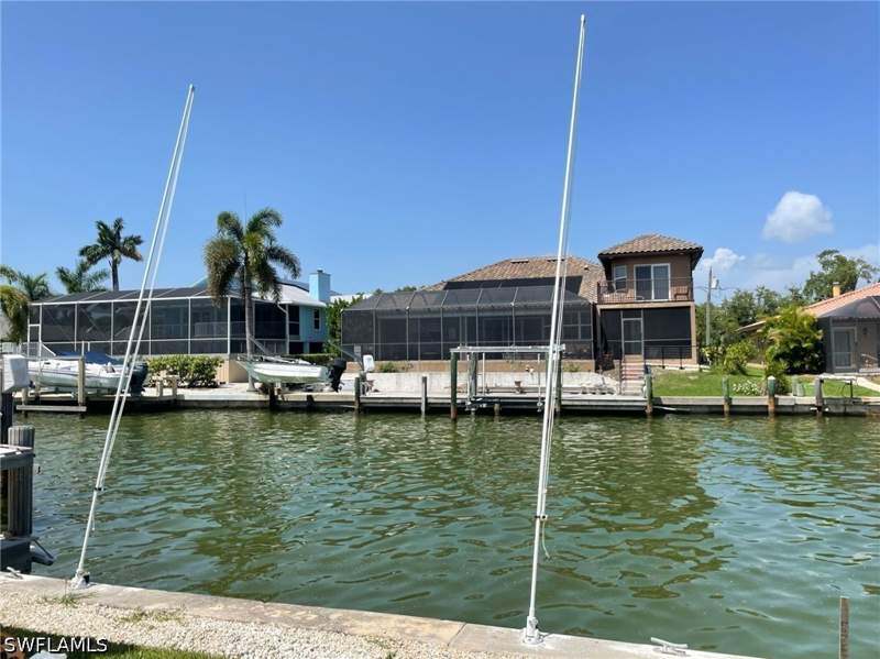 4 bedroom SingleFamilyResidence at 405 Cristobal St, Isles Of Capri, Naples — photo 2