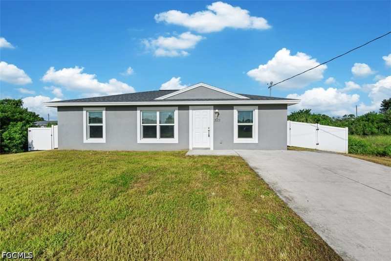 3 bedroom SingleFamilyResidence at 3113 Pebble Ln, Port Labelle, Labelle — photo 1