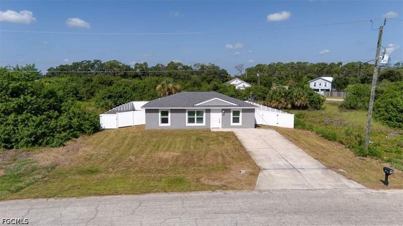 3 bedroom SingleFamilyResidence at 3113 Pebble Ln, Port Labelle, Labelle — photo 2