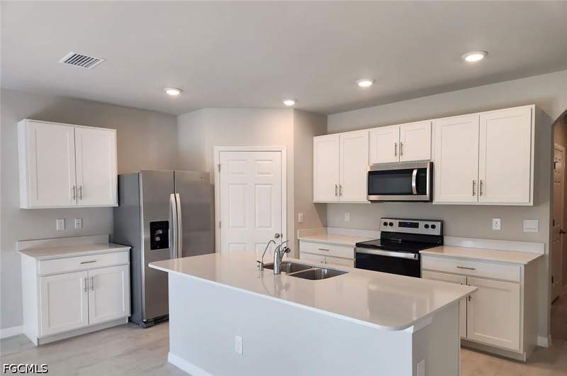 4 bedroom SingleFamilyResidence at 20580 Charles St, Alva, Alva — photo 3
