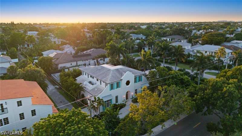 5 bedroom SingleFamilyResidence at 1140 8th St S, Olde Naples, Naples — photo 1