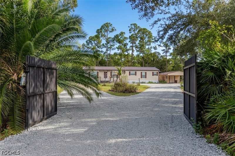 3 bedroom ManufacturedHome at 4075 Fort Center Ave, Fort Denaud Acres Unit 2, Labelle — photo 1