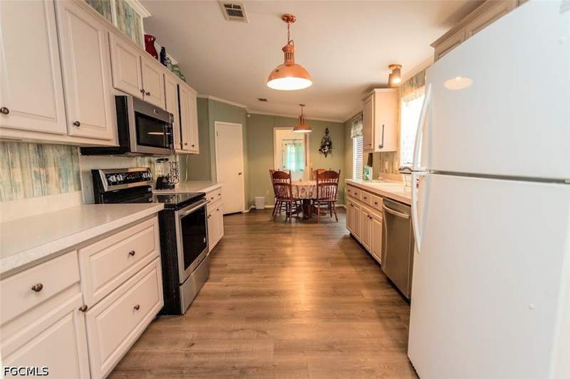 3 bedroom ManufacturedHome at 4075 Fort Center Ave, Fort Denaud Acres Unit 2, Labelle — photo 5