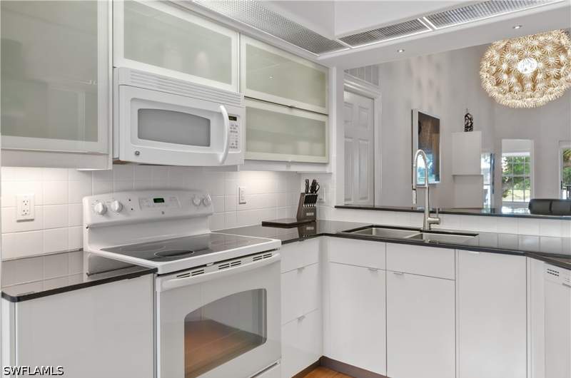 2 bedroom Condominium at 28072 Cavendish Ct 2211, Cavendish Court, Bonita Springs — photo 3