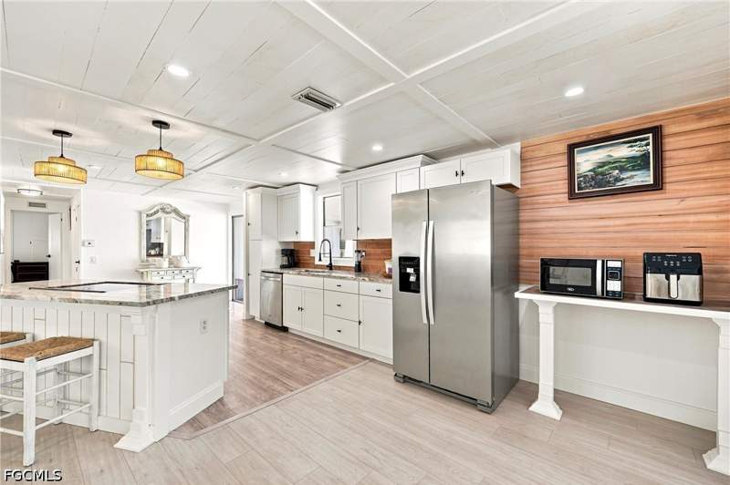 2 bedroom ManufacturedHome at 573 Hogan Dr, Six Lakes Country Club, North Fort Myers — photo 3