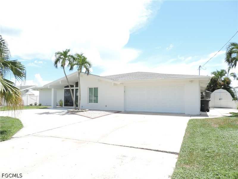 4 bedroom SingleFamilyResidence at 6401 Plumosa Ave, Island Park, Fort Myers — photo 1