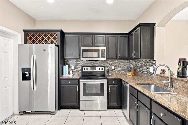 3 bedroom SingleFamilyResidence at 9977 Chiana Cir, Colonnade At Forum, Fort Myers — photo 3