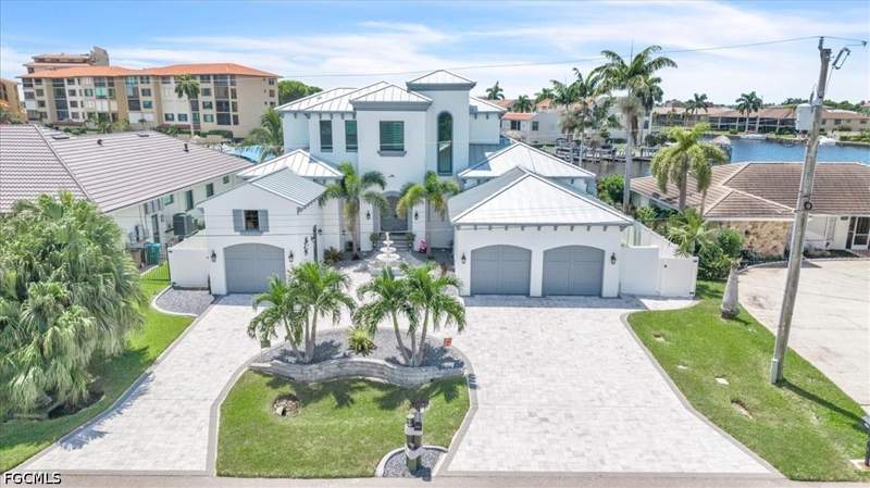 5 bedroom SingleFamilyResidence at 1918 SE 40th St, Savona, Cape Coral — photo 2