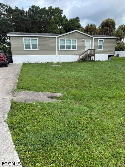 3 bedroom ManufacturedHome at 2495 Zoysia Ln, Spring Woods M/H Subd, North Fort Myers — photo 3