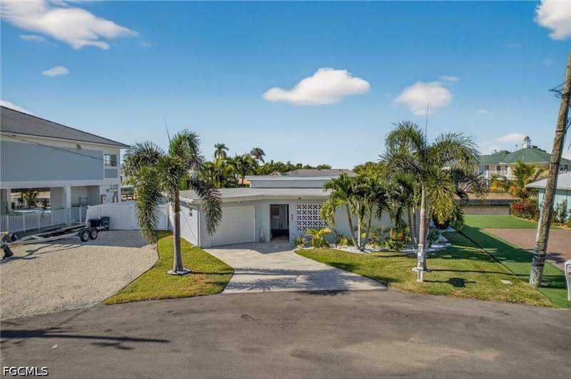 2 bedroom SingleFamilyResidence at 467 Madison Ct, Shell Mound Park, Fort Myers Beach — photo 3