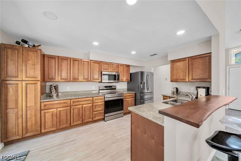 3 bedroom SingleFamilyResidence at 15069 Cloverdale Dr, The Meadow, Fort Myers — photo 5