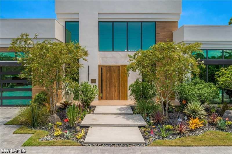 5 bedroom SingleFamilyResidence at 6616 Trail Blvd, Pine Ridge, Naples — photo 1