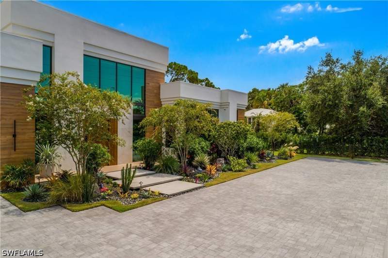 5 bedroom SingleFamilyResidence at 6616 Trail Blvd, Pine Ridge, Naples — photo 2