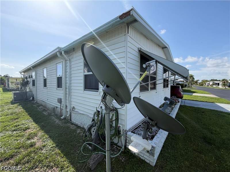 2 bedroom ManufacturedHome at 653 Future Dr, Lazy Days Mobile Village, North Fort Myers — photo 3