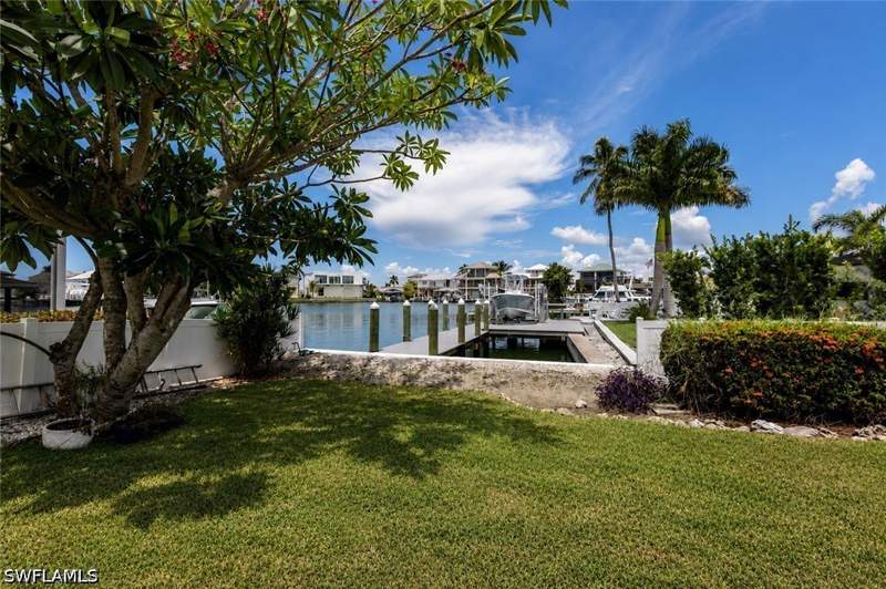2 bedroom SingleFamilyResidence at 105 Jamaica Dr, Isles Of Capri, Naples — photo 3