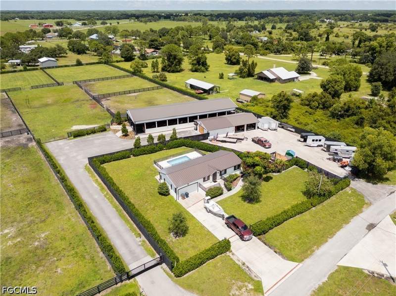 6 bedroom SingleFamilyResidence at 21531 N River Rd, Alva, Alva — photo 2